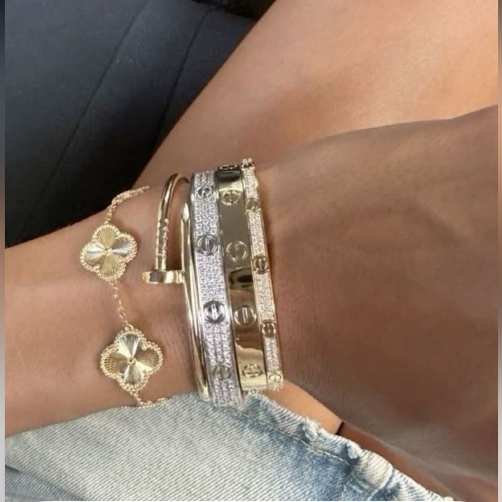 Gold 5 Quatrefoil Clover Motif Bracelet - Picture 8 of 11